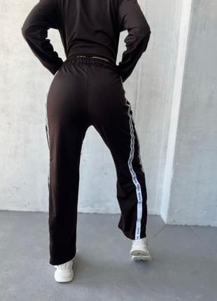 Зручний жіночий спортивний костюм шоколадний кофта з написом вільні розкльошені штани зі смужкою розмір 42-48