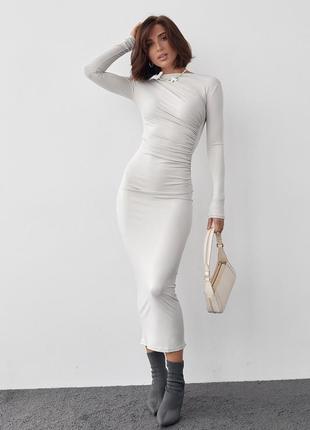 Силуэтное платье с драпировкой - молочный цвет, m (есть размеры)
