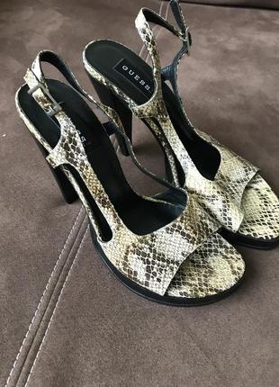 Шкіряні босоніжки guess