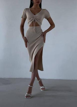 Женское длинное платье в обтяжку стильное модное подчеркивает фигуру открытая спина шнуровка в рубчик короткий