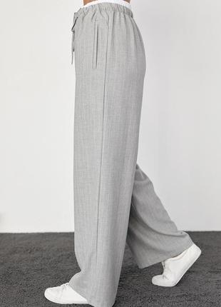 Женские брюки в полоску с резинкой на талии - светло-серый цвет, m (есть размеры)5 фото