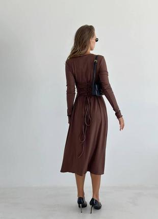 Женское длинное платье в обтяжку стильное модное подчеркивает фигуру шнуровка длинный рукав в рубчик черный8 фото