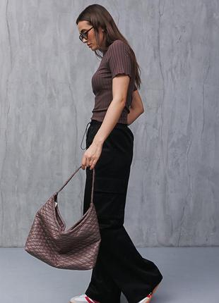 Жіноча коричнева сумка зі стьобаної ромбами екошкіри2 фото