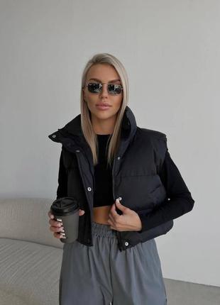 Женская короткая дутая жилетка с наполнителем регулируется с карманами базовая стильная черный олива4 фото
