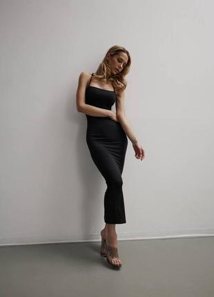 Жіноча довга сукня в обтяжку стильна модна підкреслює фігуру відкрита спина шнурівка чорна без рукавів