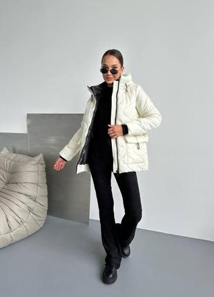 Женская длинная куртка стеганная с карманами с наполнителем на поясе без капюшона беж, молоко, черный3 фото