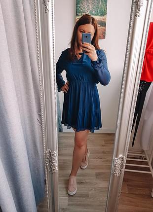 Темно синее платье с плиссированной юбкой