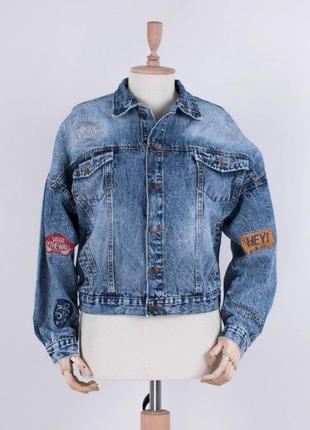 Стильная синяя джинсовая куртка джинсовка оверсайз с надписью на спине1 фото
