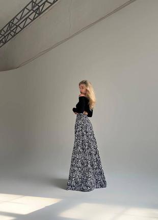 Женская длинная юбка на запах с разрезом черно-белый принт тренд7 фото