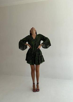 Женское оверсайз платье зеленого/ изумрудного цвета чуть выше колена4 фото