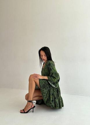 Женское оверсайз платье зеленого/ изумрудного цвета чуть выше колена6 фото