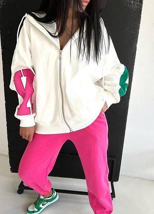 Яскравий жіночий спортивний костюм на весну