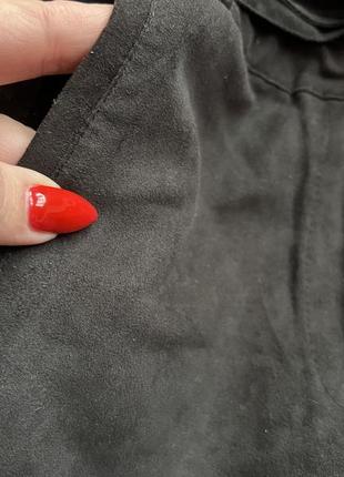 Замшевые короткие черные шорты с/м с карманами и поясом5 фото