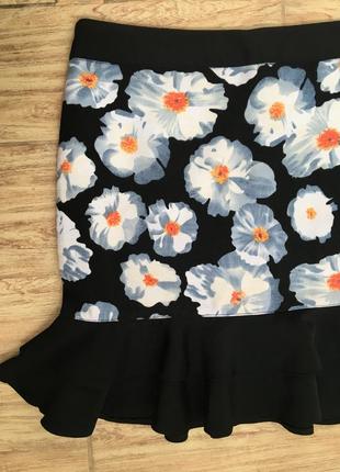 Черная юбка с ярким принтом цветов