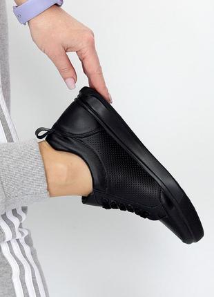 Чорні жіночі кросівки кеди з наскрізною перфорацією з натуральної шкіри7 фото
