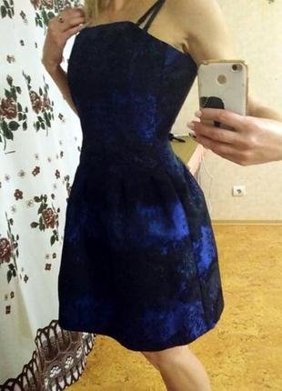 Шикарне плаття з пишною спідницею і корсетом.