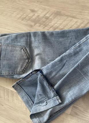Женские джинсы с разрезами внизу2 фото