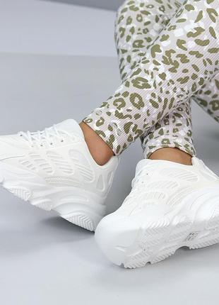 Стильные белые молодежные кроссовки на шнурках для девушек, в универсальном исполнение, эко кожа с т4 фото