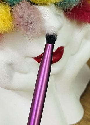 Оригинальная кисть для нанесения теней real techniques rt 307 shading brush оригибал кисть для несения теней3 фото