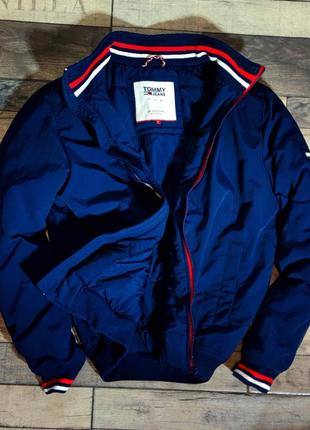 Чоловіча елегантна модна куртка вітровка tommy hilfiger у синьому кольорі розмір s