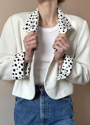 Укороченный белый молочный жакет пиджак с акцентными деталями3 фото