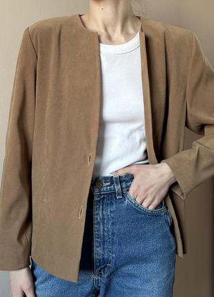 Идеальный современный фирменный коричневый жакет пиджак