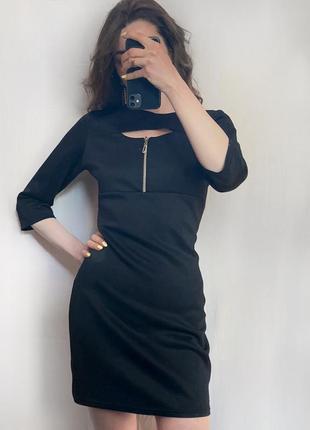 Чорна сукня з замком на декольте плаття