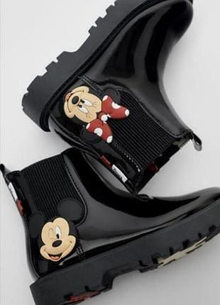 Ботинки-челсі з принтом міккі маус zara.