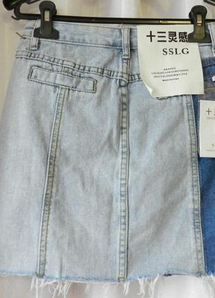 Стильная двухцветная джинсовая юбка с необработанным низом рванка  в наличии замеры m и l но по-моем2 фото