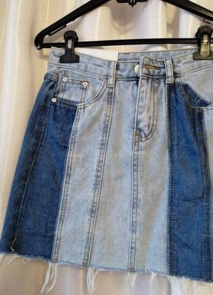 Стильная двухцветная джинсовая юбка с необработанным низом рванка  в наличии замеры m и l но по-моем6 фото