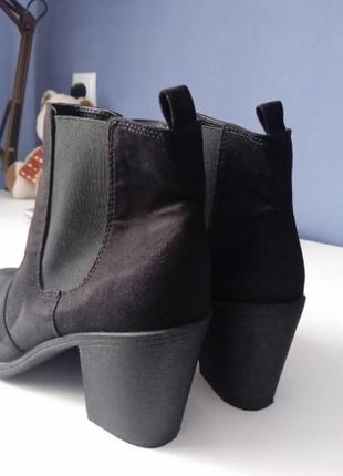 Женские ботинки ботильоны сапожки челси стильные модные на весну базовые повседневные черные искусственные замша h&amp;m5 фото
