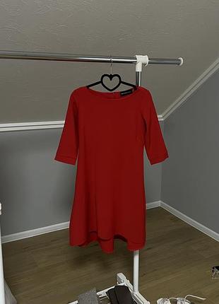 Подовжена ззаді сукня