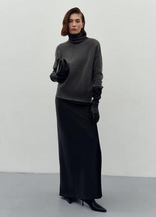 Черная сатиновая юбка длинная стильная минималистичная