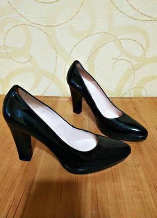 Элегантные удобные лакированные туфли на устойчивых каблуках модного итальянского бренда lilian, бур-во итали2 фото