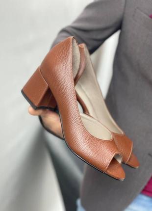 Коричневі руді класичні туфлі з відкритим паличиком на зручному каблуку