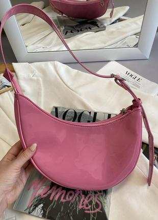 Рожева лакована сумочка-багет8 фото