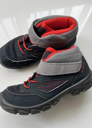 Фирменные кроссовки quechua для мальчика в идеальном состоянии