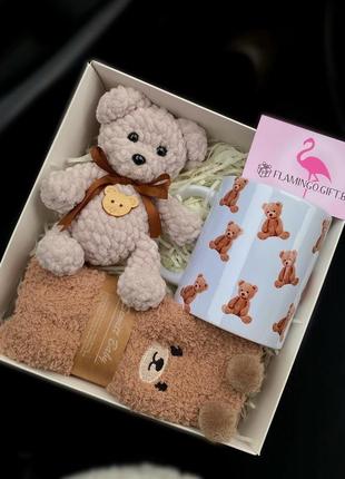 Подарочный бокс с мишкой чашкой и носками