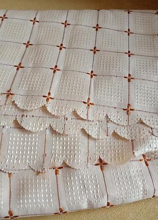 Отличная скатерка с вышивкой и фестонами полиэстер