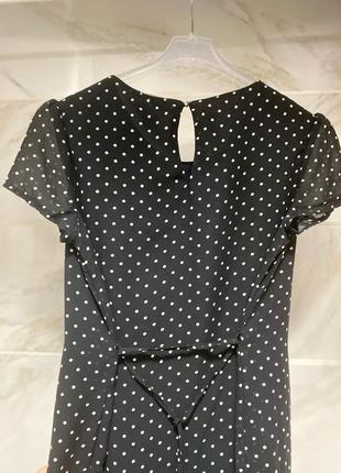 Сукня чорного кольору в білий горошок