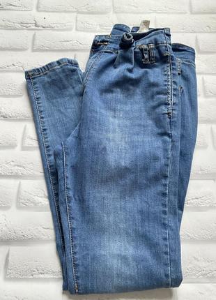 Джинсы состояния новых
