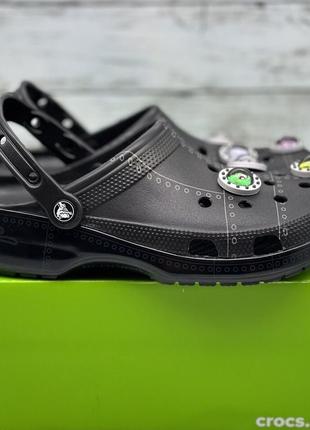 Крокс классик клог черные с джибитц crocs classic x ron english clog2 фото