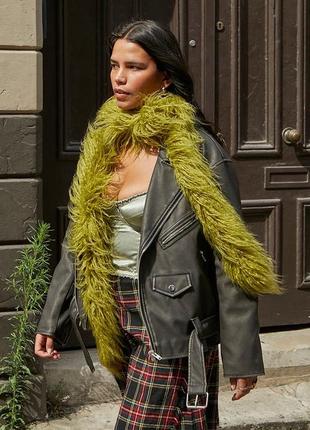 Urban outfitters extra furry scarf пушистый меховой салатновый шарф