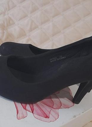 Класичні чорні туфлі5 фото