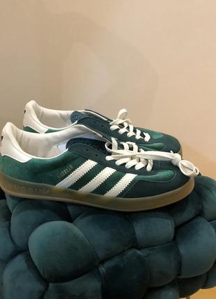 Женские кроссовки adidas gazelle x gucci green velvet.