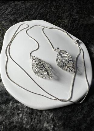 Металлическое ожерелье-цепочка с объемными листьями3 фото