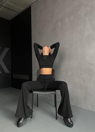 Костюм вʼязаний в рубчик кльош штани топ чорний жіночий сексі фотозйомка5 фото