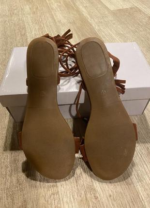 Босоніжки з бахромою і шнурівкою