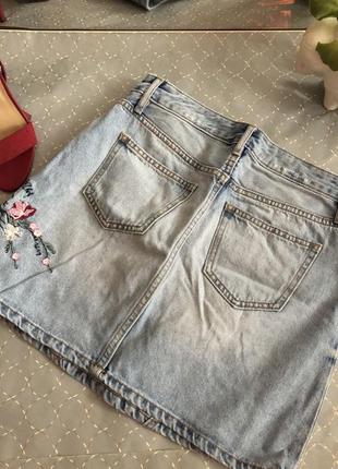 Брендова джинсова спідничка з вишивкою4 фото