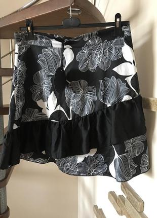 Супер классная юбка короткая с решкой в цветы атлас шёлк италия